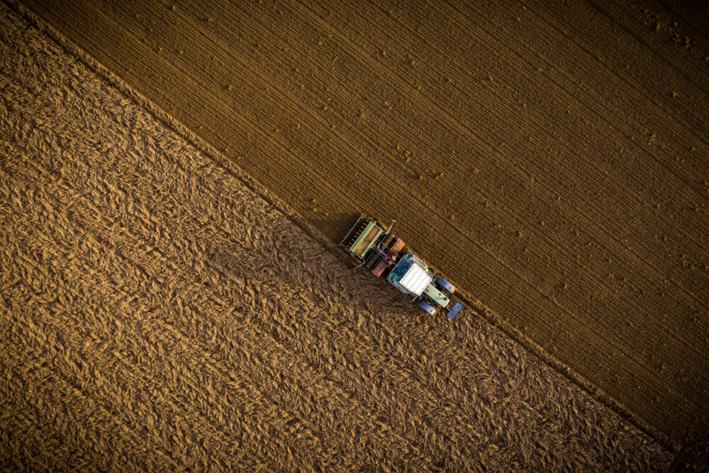 Topshoot eines Traktors am Feld