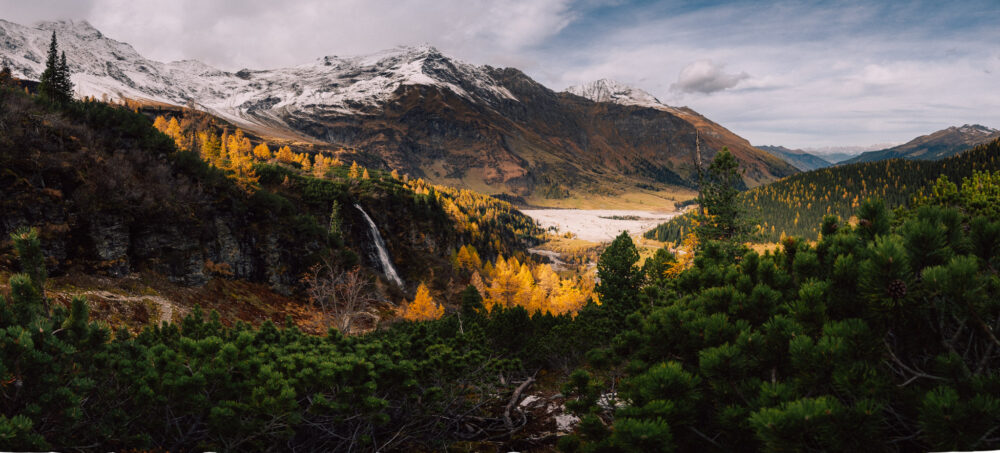 Berglandschaft mit Wasserfall